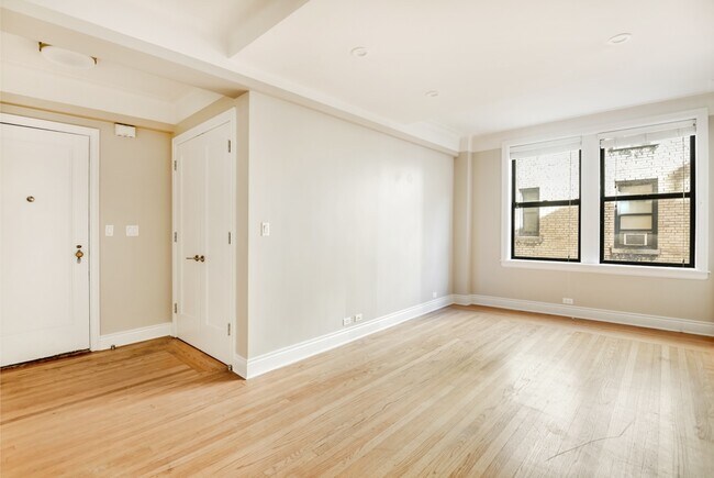 Foto del edificio - 301 E 21st St