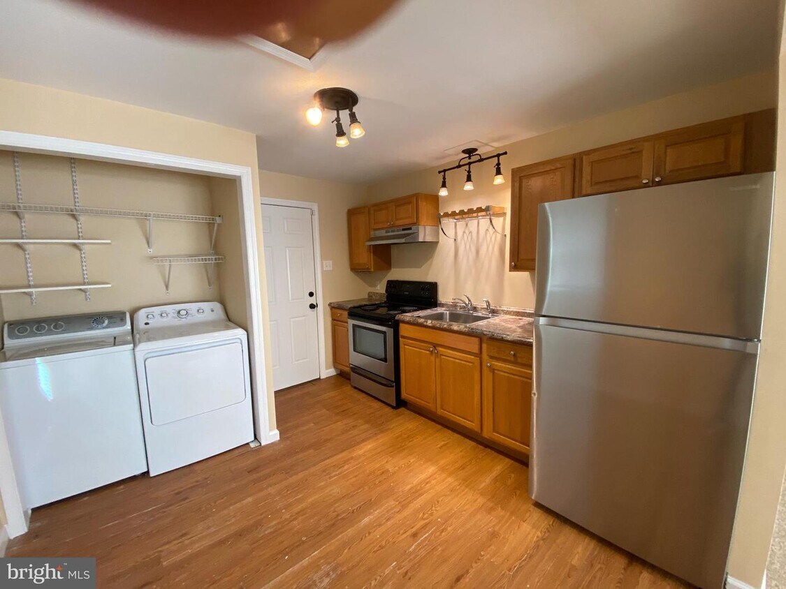 Foto principal - 2971 Roosevelt Ave
