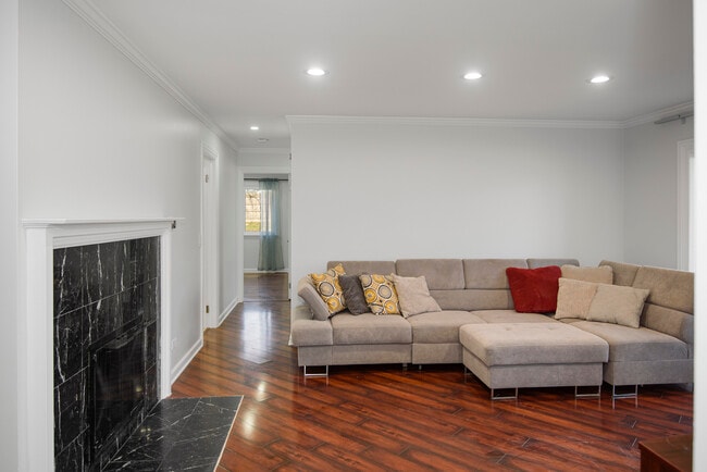 Building Photo - 1168 Middlebury Ln