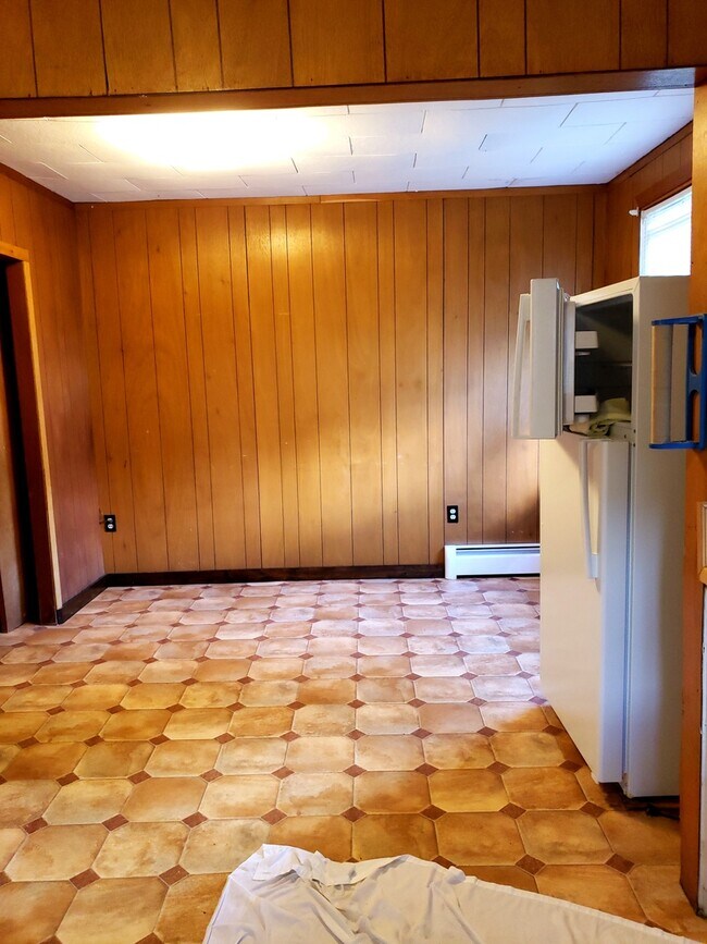 Foto del edificio - Quite house in quiet neighborhood. Corner Lot. Heat included.