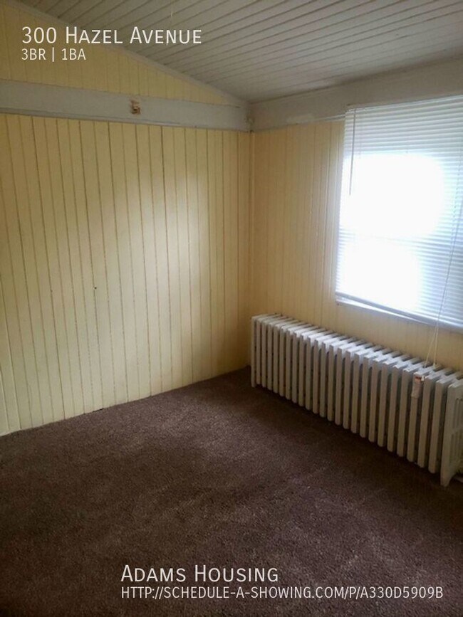 Building Photo - Cool Duplex 1/2 Mile from Campus!