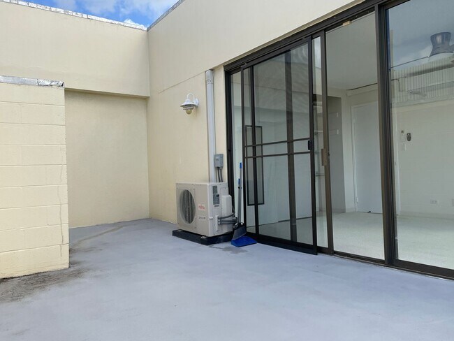 Building Photo - 4 Months of Discounted Rent! Sunny, 8th Flr Unit in Boutique Building with Gorgeous Views from Sp...