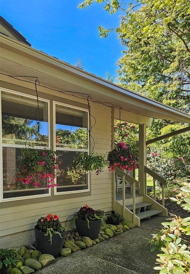 Building Photo - Beautiful Home 3 Bedroom, 2 Bath + Den on ...