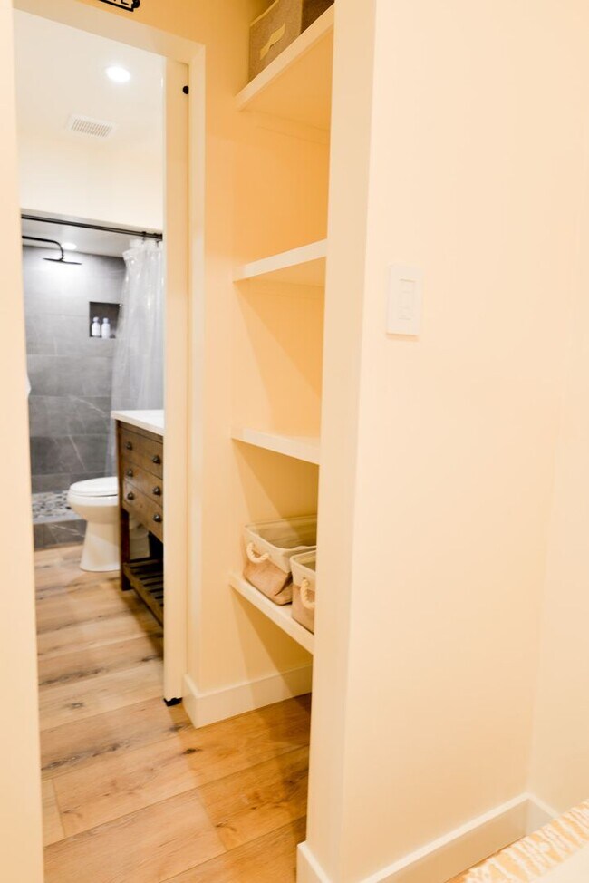 Foto del edificio - Great Location, Furnished One Bedroom Apartment, ALL utilities included!