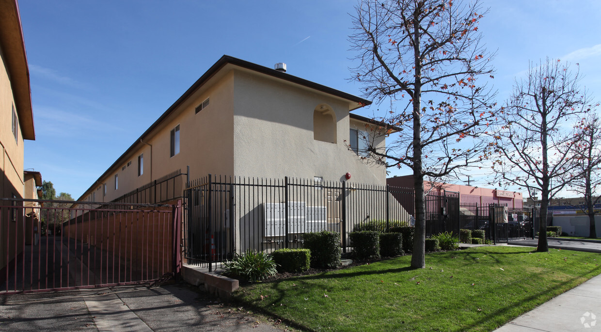 Building Photo - Su Casa Apartments