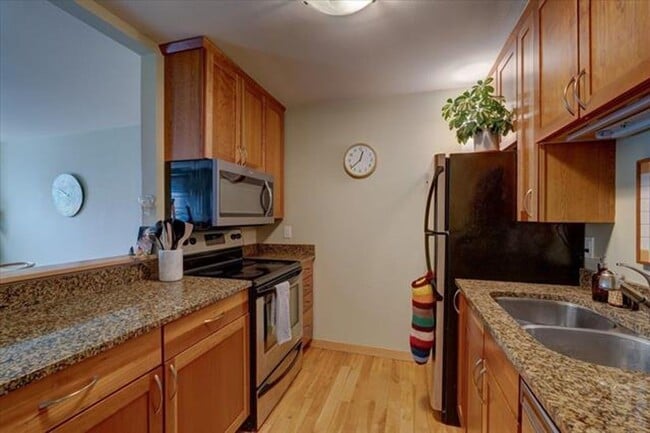 Building Photo - 2 Bedroom with Den