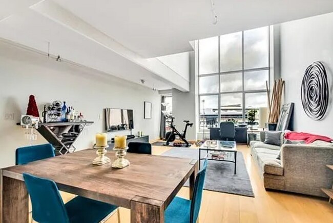 Sala de estar vista desde la entrada / cocina - 25 Channel Ctr St