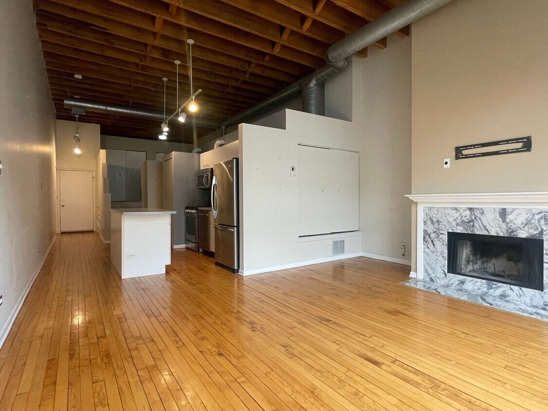 Living area + kitchen - 3201 N Seminary Ave