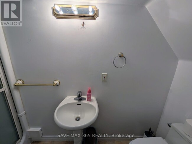 Building Photo - 2238 Leominster Dr