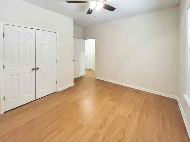 Foto del edificio - 4033 Edgecomb Dr