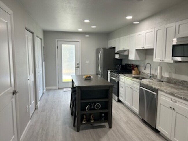 Foto del edificio - 2 bedroom / 2.5 bath new construction avai...
