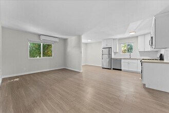 Building Photo - 631 E Elk Ave