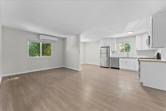 Building Photo - 631 E Elk Ave