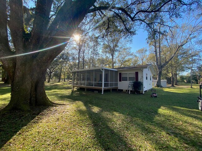 Foto del edificio - 2BR/1BA home available for rent on beautifully wooded lot in Vernon!