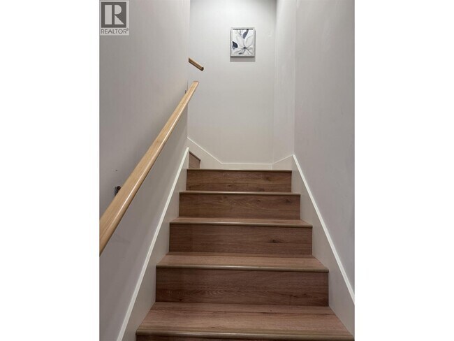 Photo du bâtiment - 78 E 51st Ave