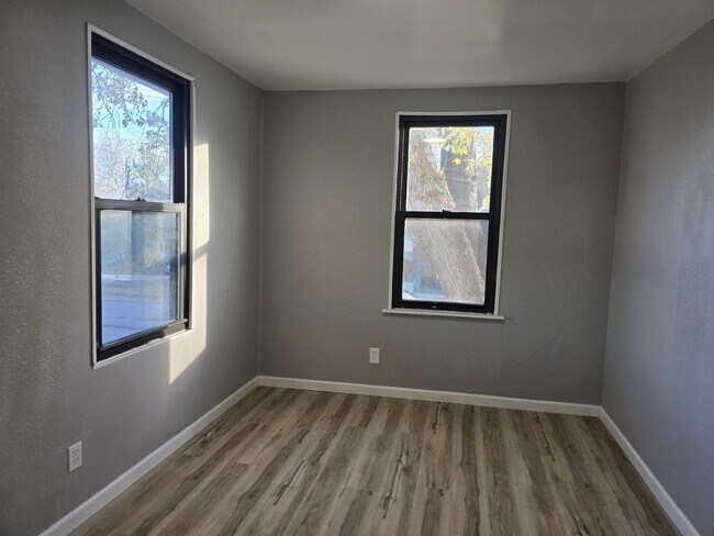 Building Photo - Beautiful 3BR/1BA Home on East Edgar Avenue