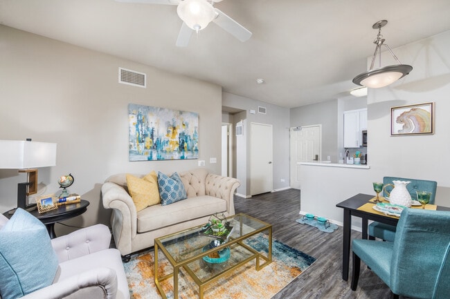 Sala de estar espaciosa - Overture Riverwalk 55+ Senior Housing Apartment Homes