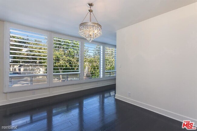 Foto del edificio - 3 br, 1.5 bath Condo - 1305 N Flores St Apt 6