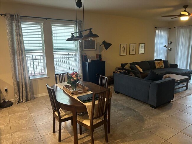 Foto del edificio - 8137 Lakeview Crossing Dr