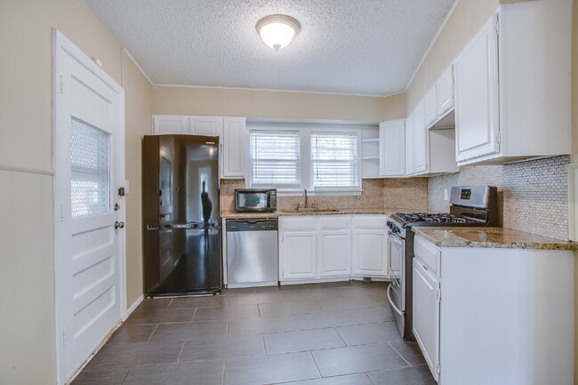 Foto del edificio - Pre-leasing for July!
