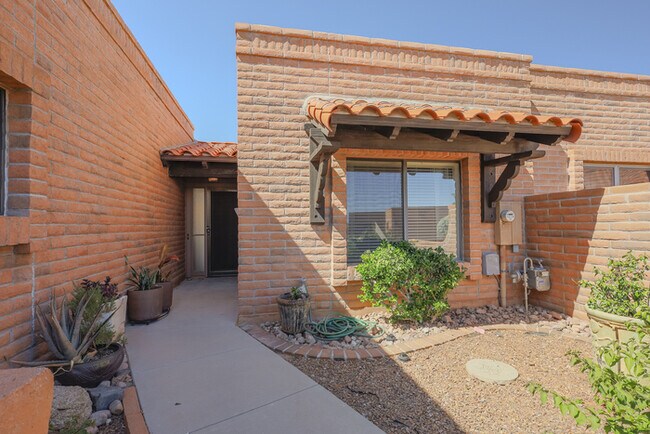 Building Photo - 1060 W Calle De Pitahaya