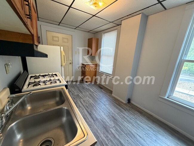 Building Photo - 1112-B Gilbert-