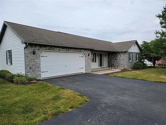 Building Photo - SERENE & CUTE HOME
