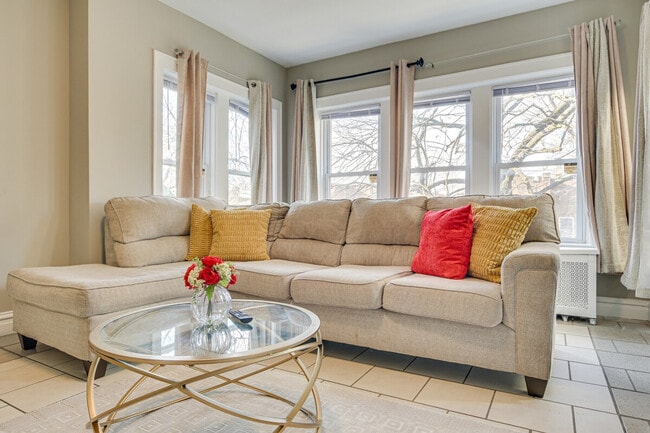 Building Photo - 6435 N Leavitt St