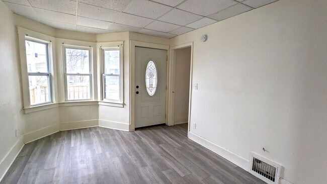 Building Photo - Nice updated house on quiet street 763 Leo...