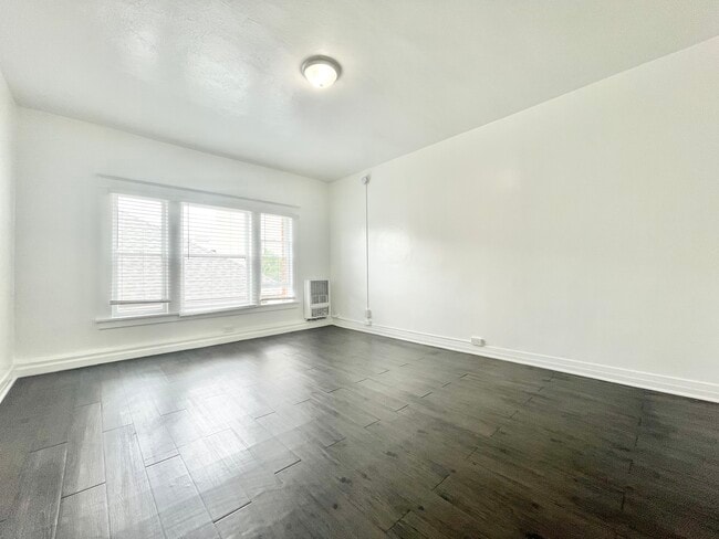 Building Photo - 913 Grattan St