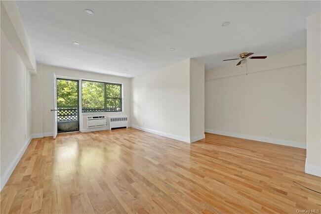 Foto del edificio - 640 Pelham Rd