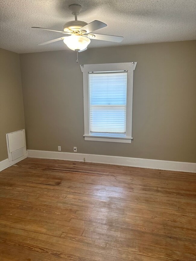 Building Photo - Charming 2-Bedroom, 1-Bathroom Home with Fenced Backyard & Detached Garage!