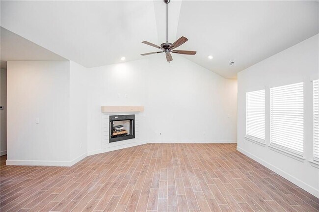 Building Photo - 1024 Parker Ln