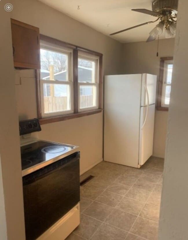 Building Photo - 2 bedroom 1 bath house for rent