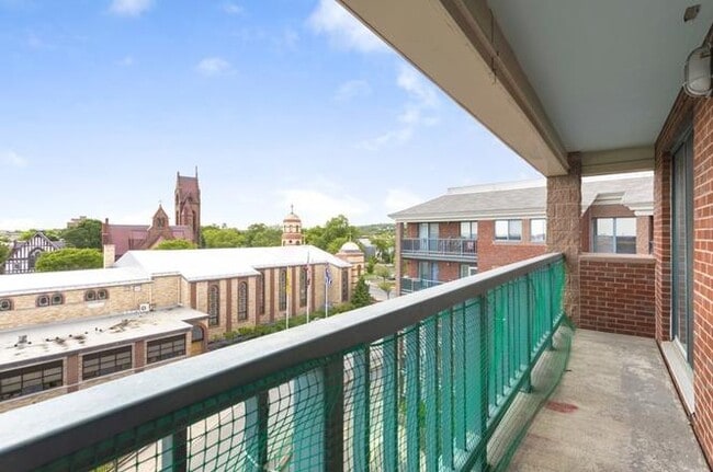 Building Photo - Common