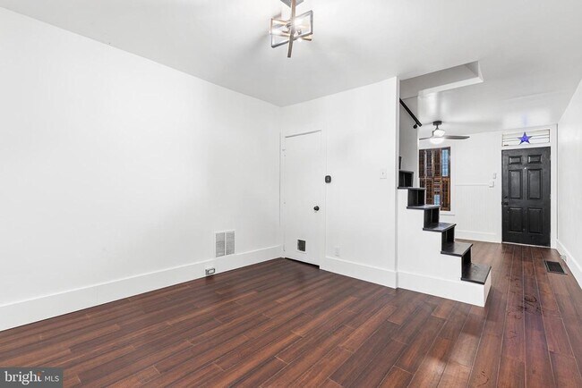 Building Photo - 2549 Collins St