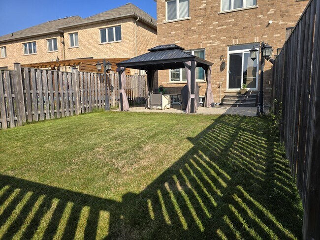Building Photo - 10 Seedland Cres