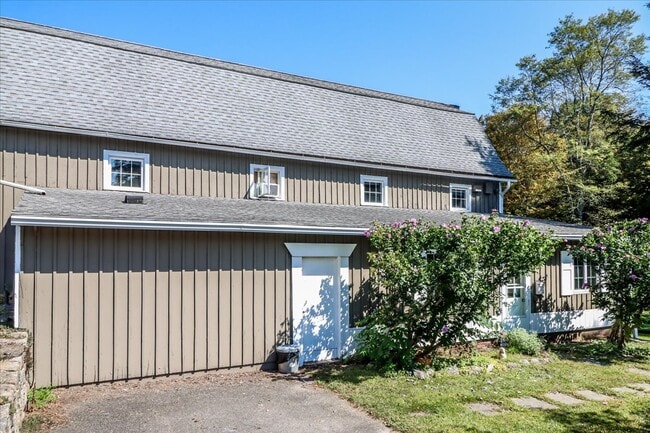 Building Photo - 155 Squash Hollow Rd