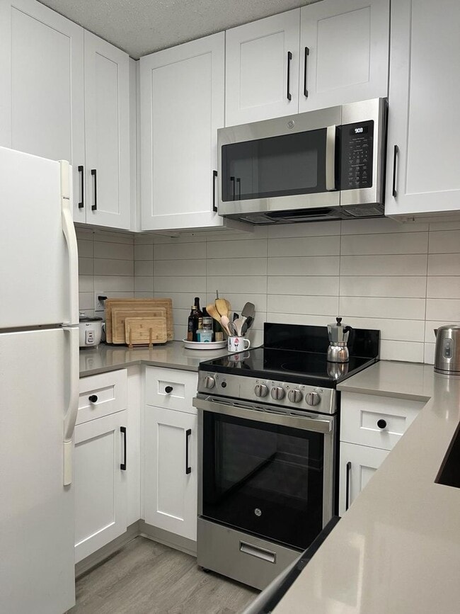 Building Photo - Cute Furnished West Campus Condo