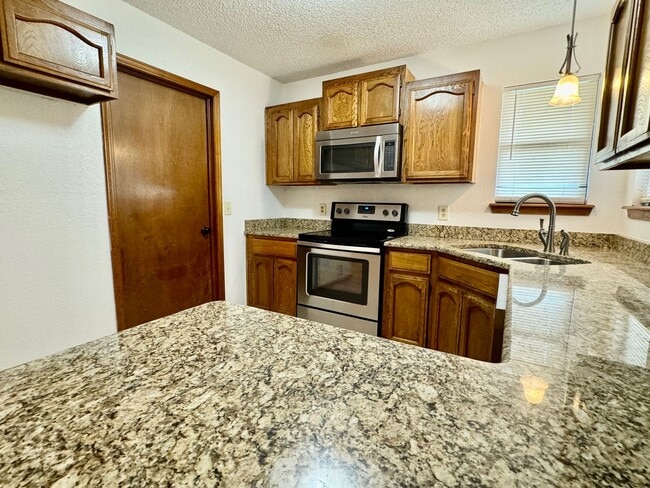 Building Photo - 3Bed - 2Bath House / Pet-Friendly / Availa...