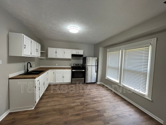 Building Photo - 1321 N Warman Ave