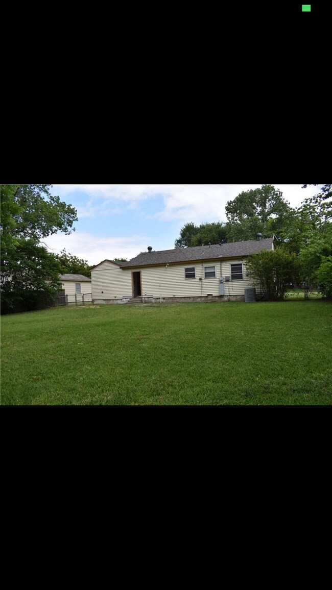Foto del edificio - 1608 Maple Dr