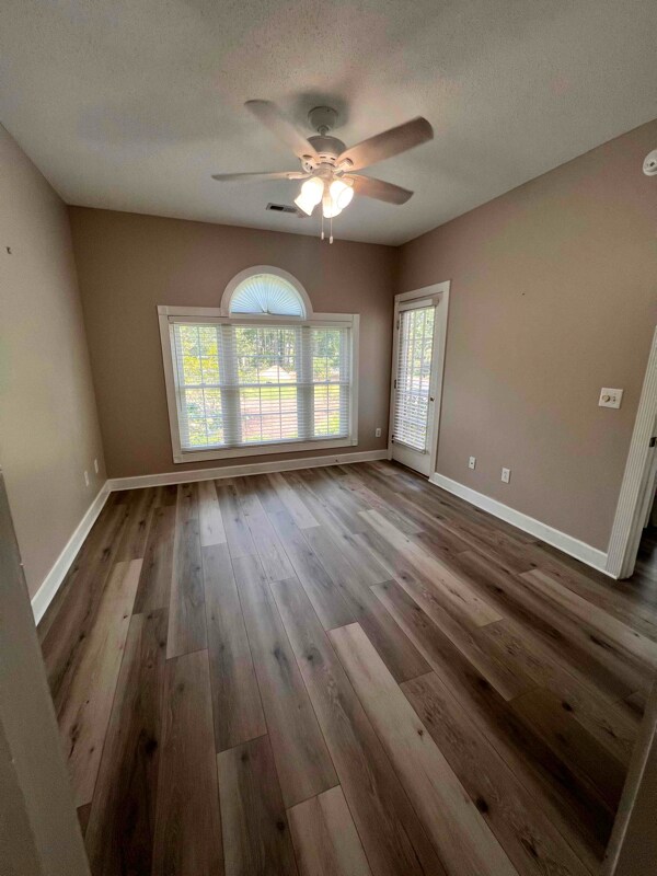 Foto del edificio - 670 Riverwalk Dr