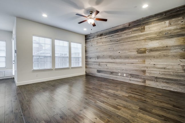 Building Photo - Exquisite colonial style townhome