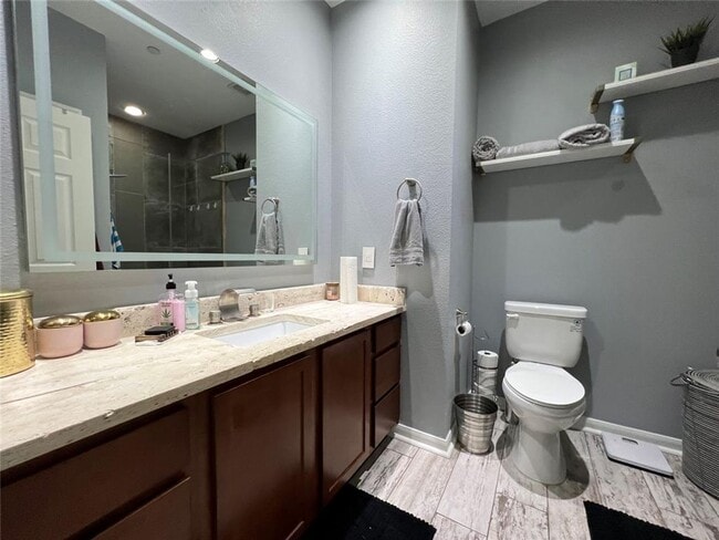 Building Photo - Stunning Townhome Near Medical Center!