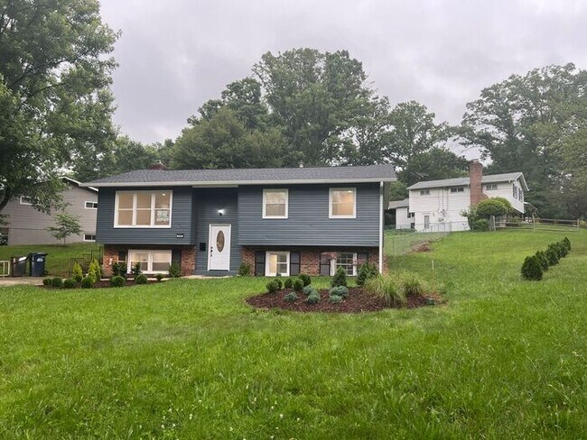 Building Photo - 102 Hedgewood Dr