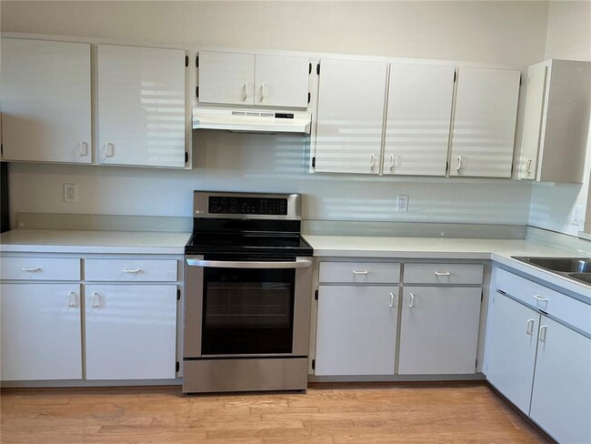 Building Photo - 5821 Taywood Dr