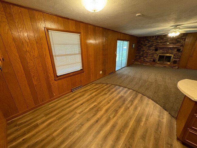 Building Photo - Great 3 bedroom 2.5 bath ranch style home