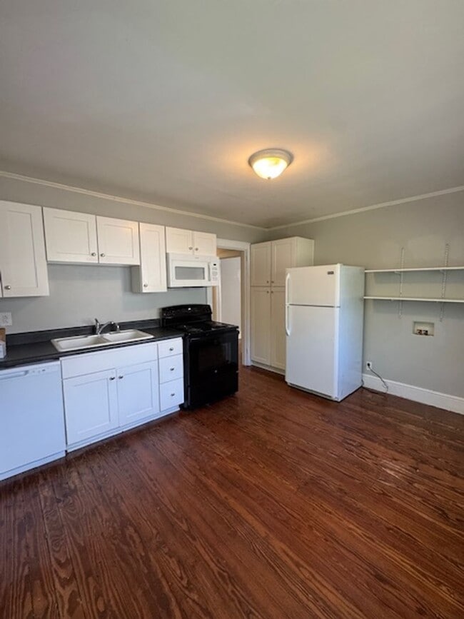Foto del edificio - Adorable 2 Bedtoom-1 Bath Bungalow in great location, close to Downtown Greer! Lawn Service inclu...