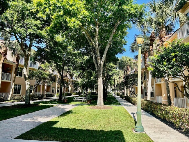 Foto del edificio - 1203 Town Center Dr